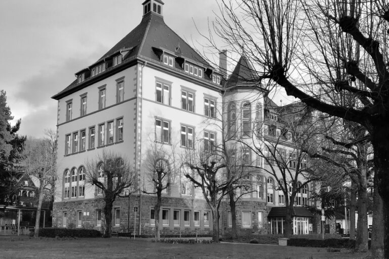 Rathaus Bensheim in schwarz weiß