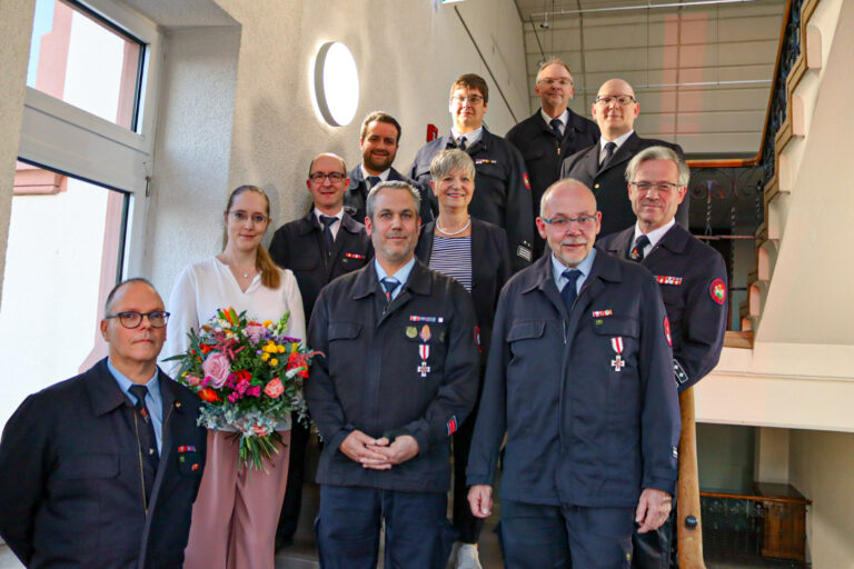Personen stehend in Uniform auf einer Treppe