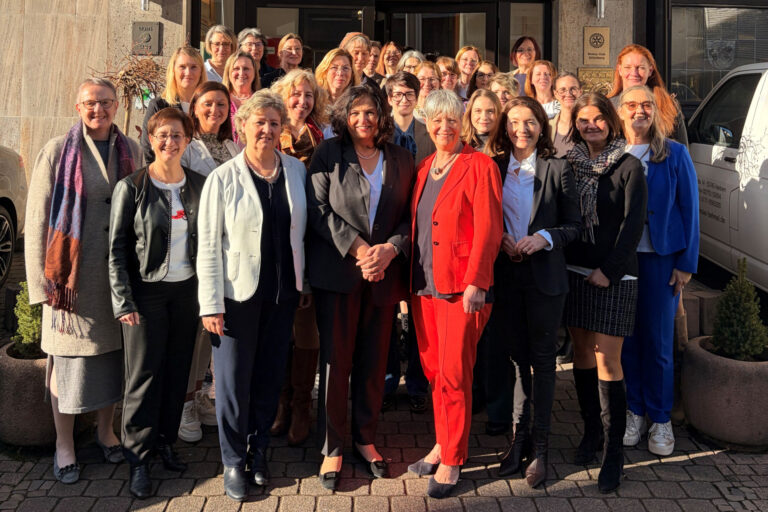Frauen stehend vor Gebäude