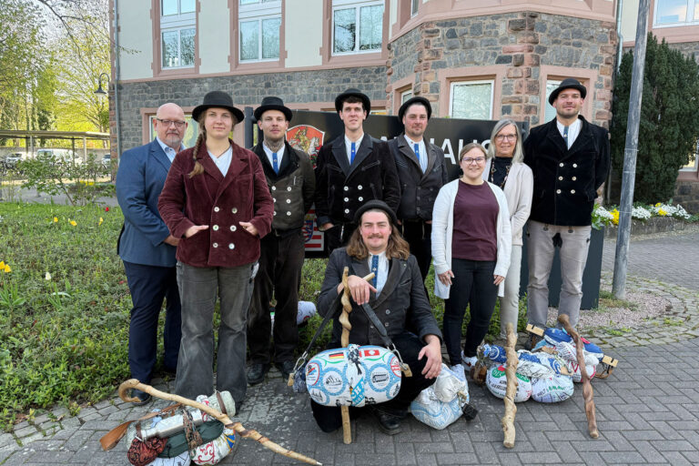 Sechs Wandergesellen zu Besuch im Bensheimer Rathaus