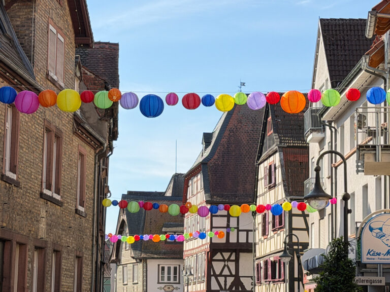 Bunte Lampions schmücken die Innenstadt