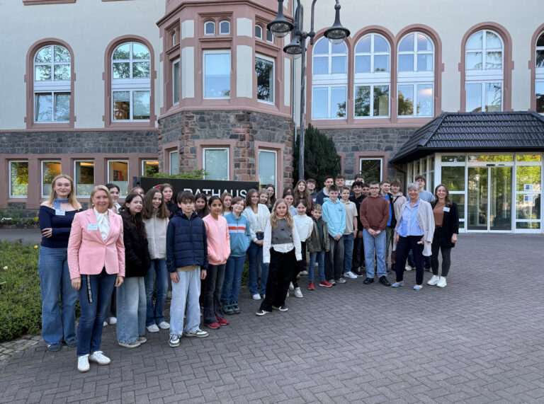 Kinder und Erwachsene stehend vor dem Rathaus Bensheim