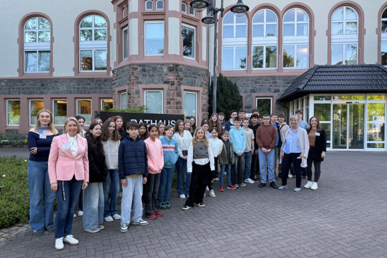 Kinder und Erwachsene stehend vor dem Rathaus Bensheim
