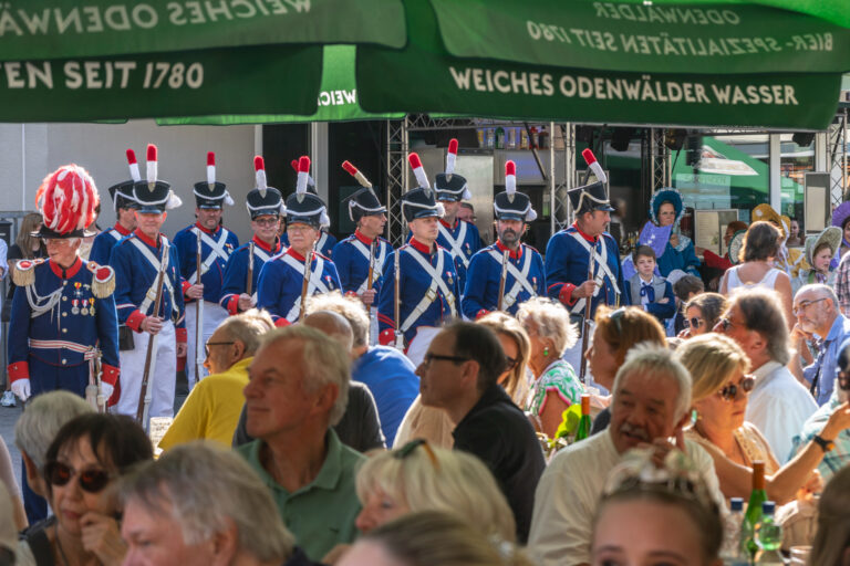 Viele Menschen und die Heimatvereinigung Oald Bensem bei der Bürgerfest-Eröffnung 2023