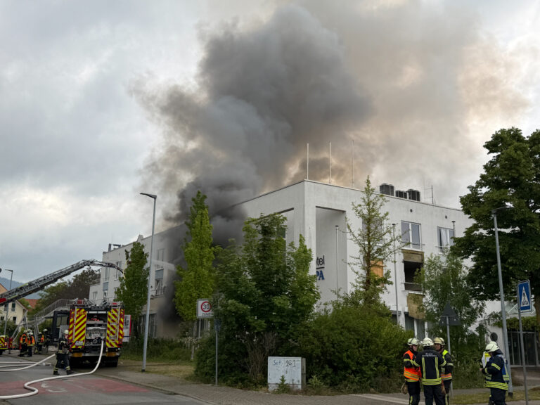 Rauch und Flammen schlagen aus einem Gebäude