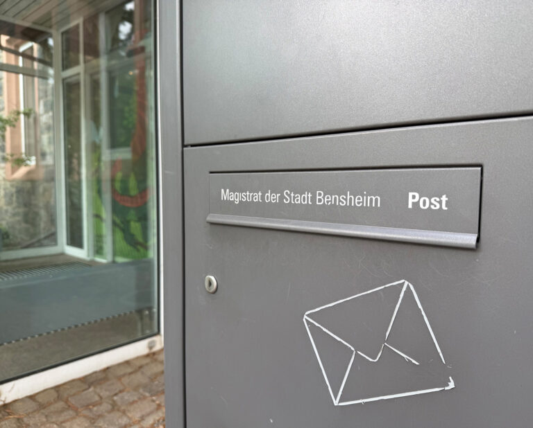 Briefkasten vor dem Rathaus Bensheim