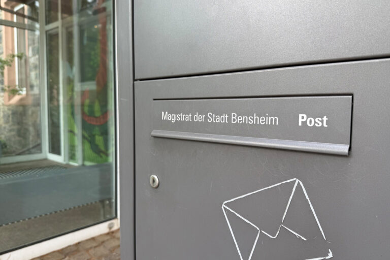 Briefkasten vor dem Rathaus Bensheim