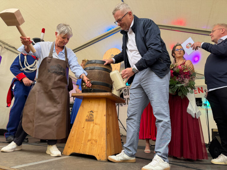 Bürgermeisterin Christine Klein eröffnet mit dem Fassbieranstich das Bürgerfest Bensheim 2026.