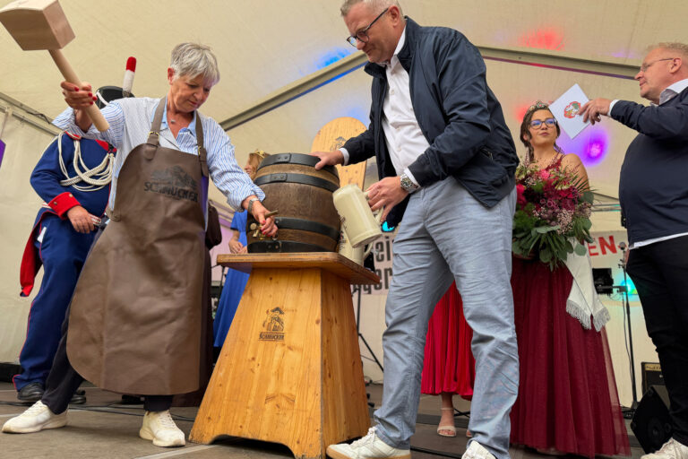 Bürgermeisterin Christine Klein eröffnet mit dem Fassbieranstich das Bürgerfest Bensheim 2026.