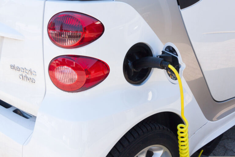 Auto hängt an Ladestation