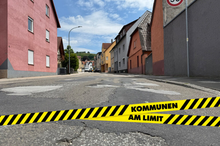Kommunen am Limit: Straße mit Schlaglöchern