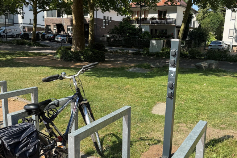 Fahrrad lehnt an einem Fahrradständer