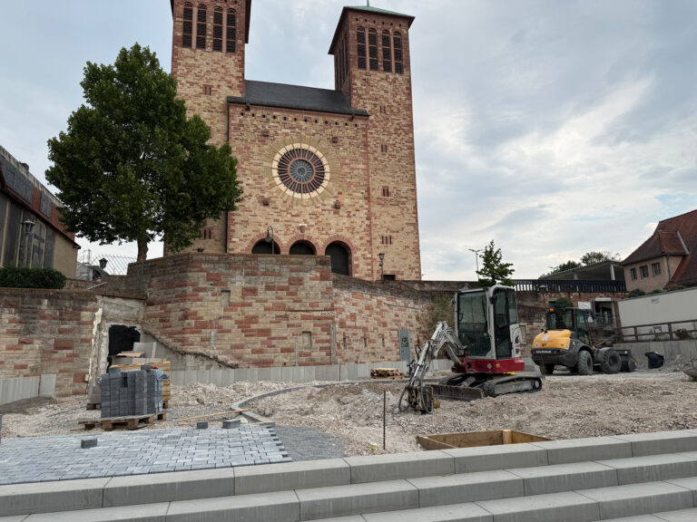 Arbeiten am oberen Marktplatz, im Hintergrund die Kirche Sankt Georg