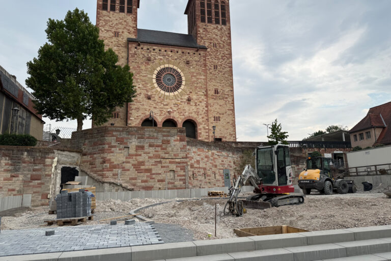 Arbeiten am oberen Marktplatz, im Hintergrund die Kirche Sankt Georg