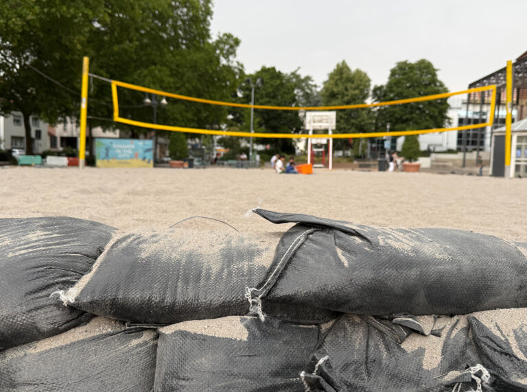 Sandsäcke am Beachvolleyballfeld bei Summer in the City