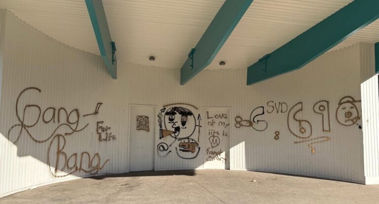 weiße Wand beschmiert mit Graffiti