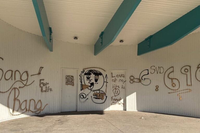 weiße Wand beschmiert mit Graffiti