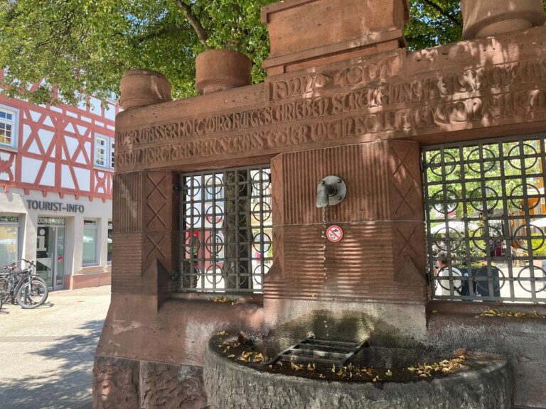 Lammertsbrunnen, im Hintergrund die Tourist Information