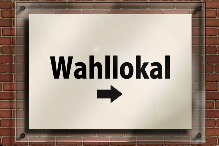Wegweiser mit der Aufschrift Wahllokal und einem Pfeil nach rechts