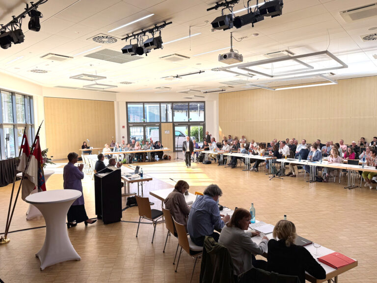 Stadtverordnetenversammlung im Saal des Bürgerhauses