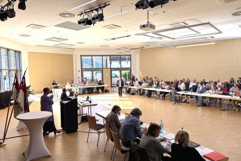 Stadtverordnetenversammlung im Saal des Bürgerhauses
