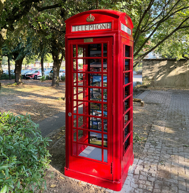 Rote englische Telefonzelle an der Rathauswiese