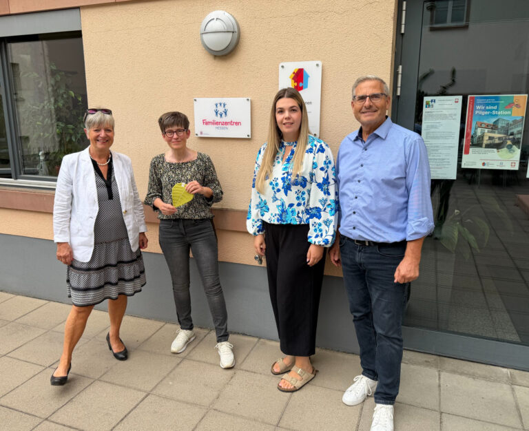Personen stehend vor einer gelben Wand