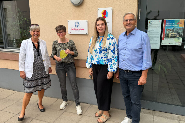 Personen stehend vor einer gelben Wand