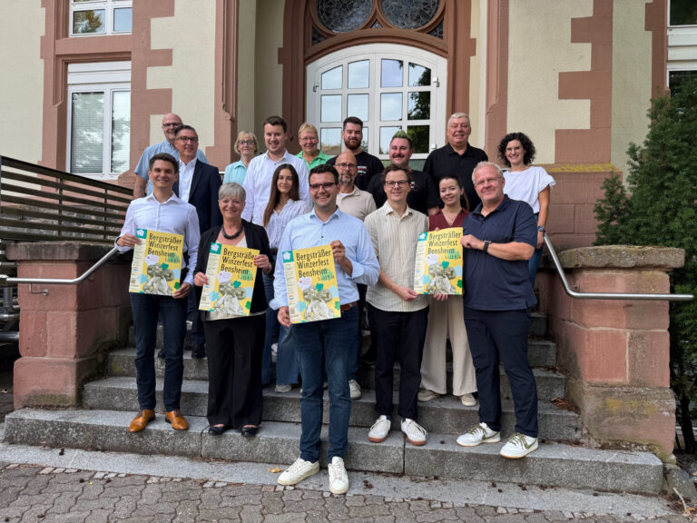 Personen stehend auf einer Treppen und haben Plakate in der Hand