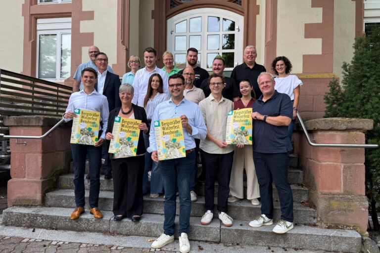 Personen stehend auf einer Treppen und haben Plakate in der Hand