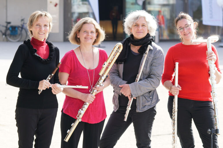 4 Frauen stehen und haben Flöten in der Hand