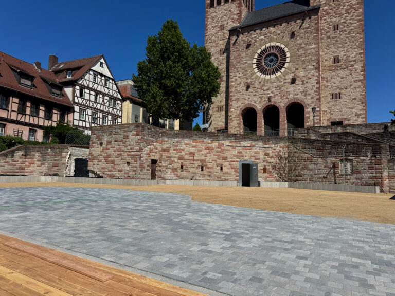 große Kirche im Hintergrund