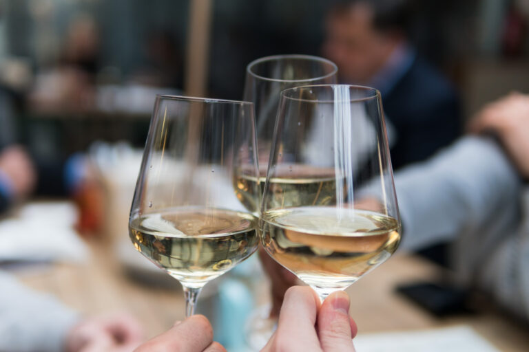 Weinprobe mit Weingläsern