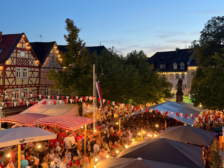 Markplatz von Bensheim mit Bunten Lichtern