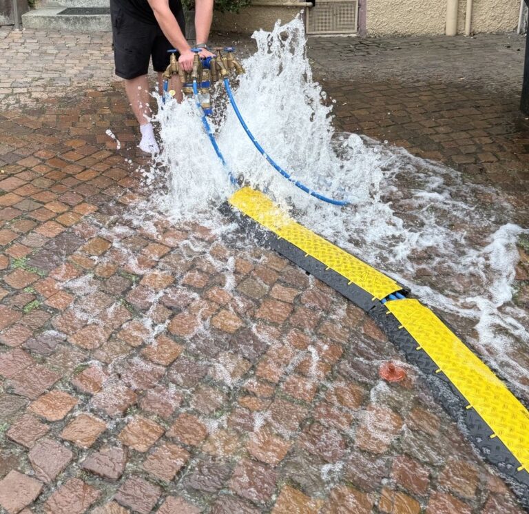 Defekter Hydrant mit Wasseraustritt im Winzerdorf
