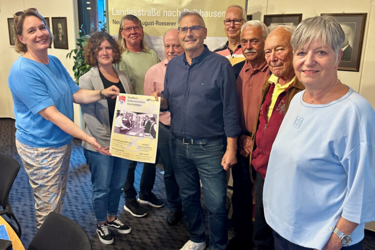 Personen stehend in einem Raum mit Plakaten in der Hand
