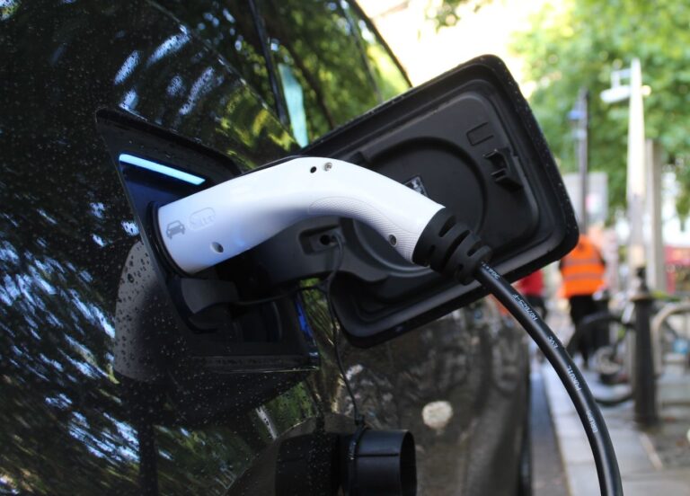 Auto wird mit Strom geladen