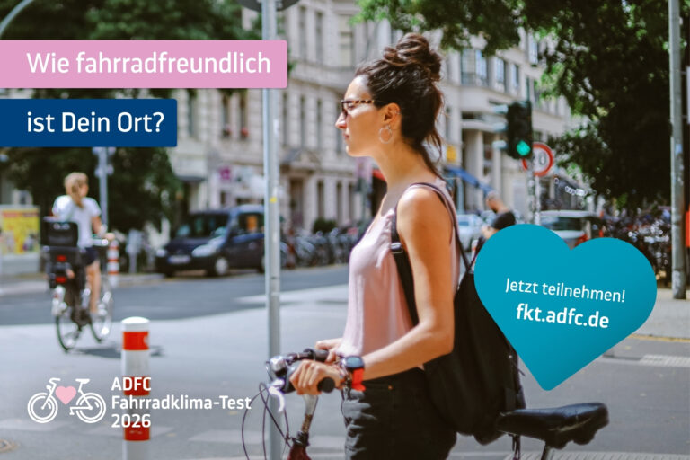 Frau an Ampel mit Fahrrad