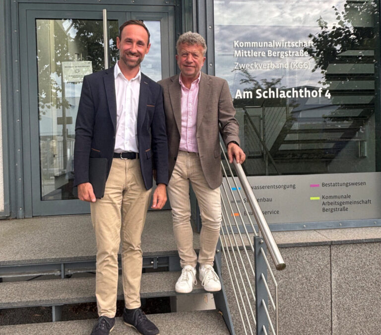 zwei Männern stehen auf einer Treppe vor einem Gebäude