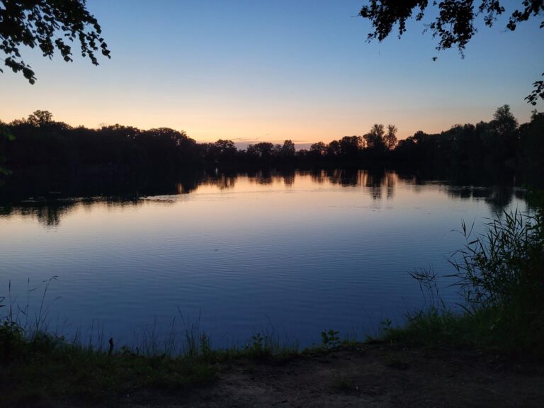 Niederwaldsee bei Abenddämmerung