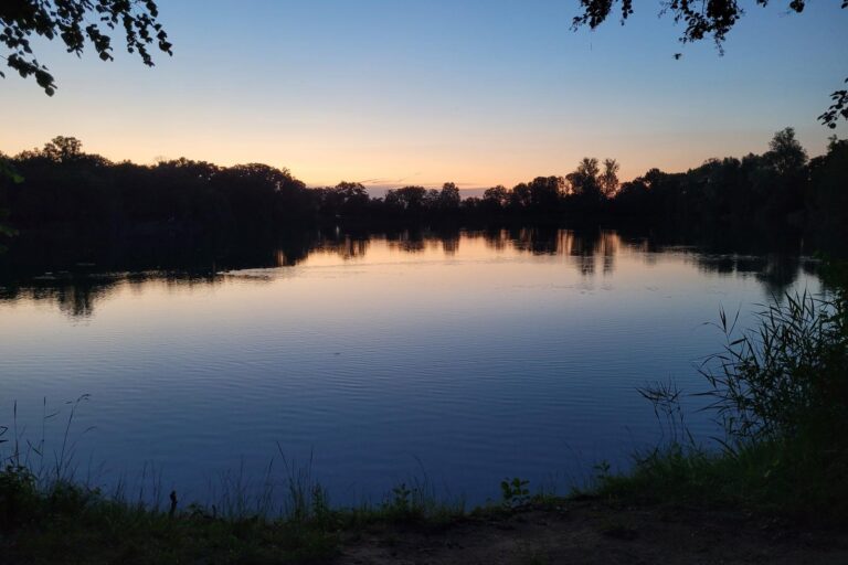 Niederwaldsee bei Abenddämmerung