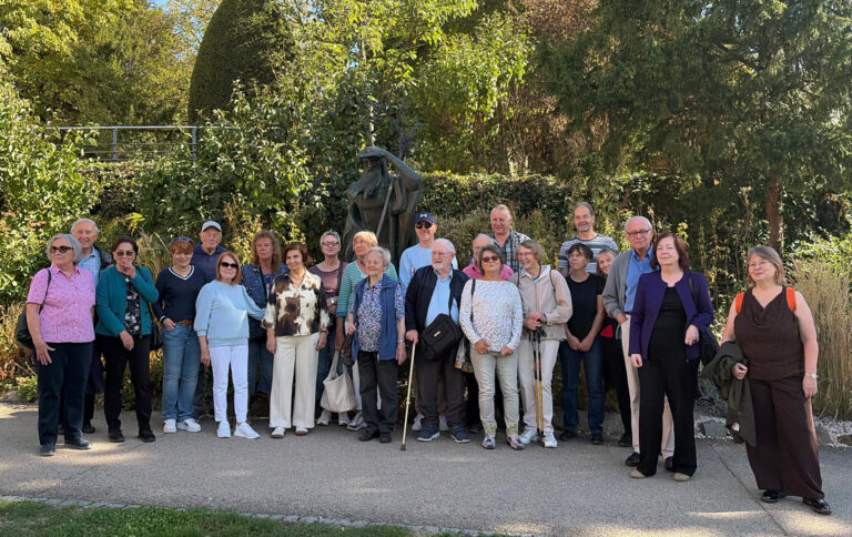 Gruppenfoto zum Bundestreffen des Heimatkreises Hohenelbe/Riesengebirge vor dem Rübezahl-Denkmal im Stadtpark