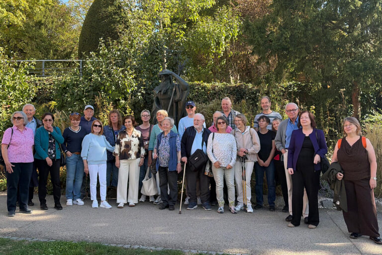 Gruppenfoto zum Bundestreffen des Heimatkreises Hohenelbe/Riesengebirge vor dem Rübezahl-Denkmal im Stadtpark