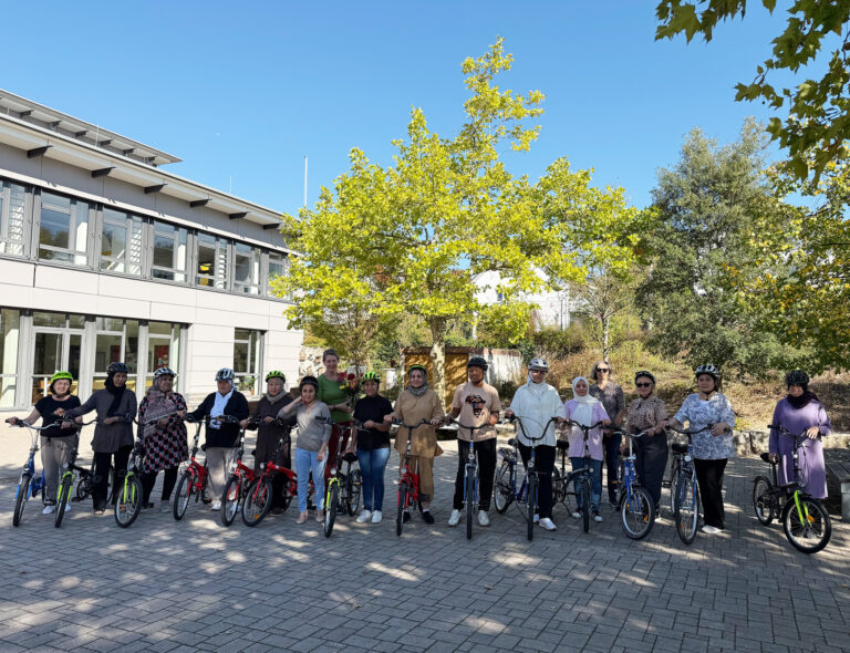 Frauen stehend mit Fahrrädern in der Hand