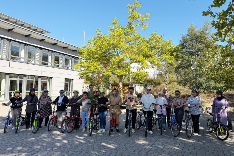 Frauen stehend mit Fahrrädern in der Hand