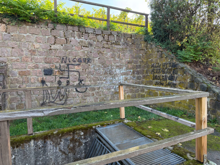 Schmierereien an einer Mauer