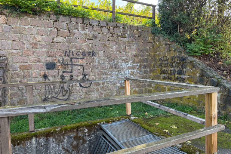 Schmierereien an einer Mauer