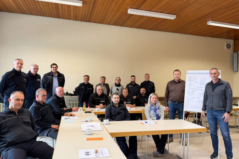 Personen sitzend und stehend an Tischen