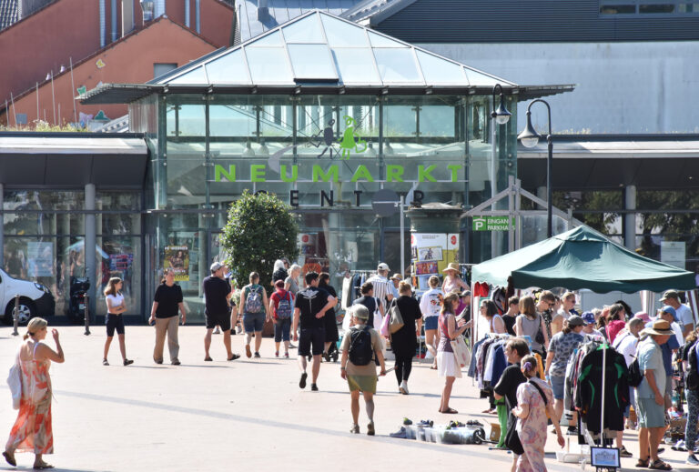Personen stehend vor dem Neumarkt Center