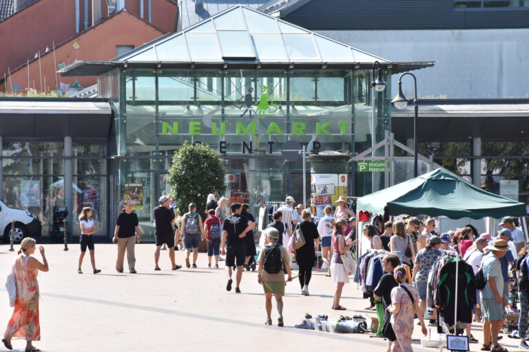 Personen stehend vor dem Neumarkt Center